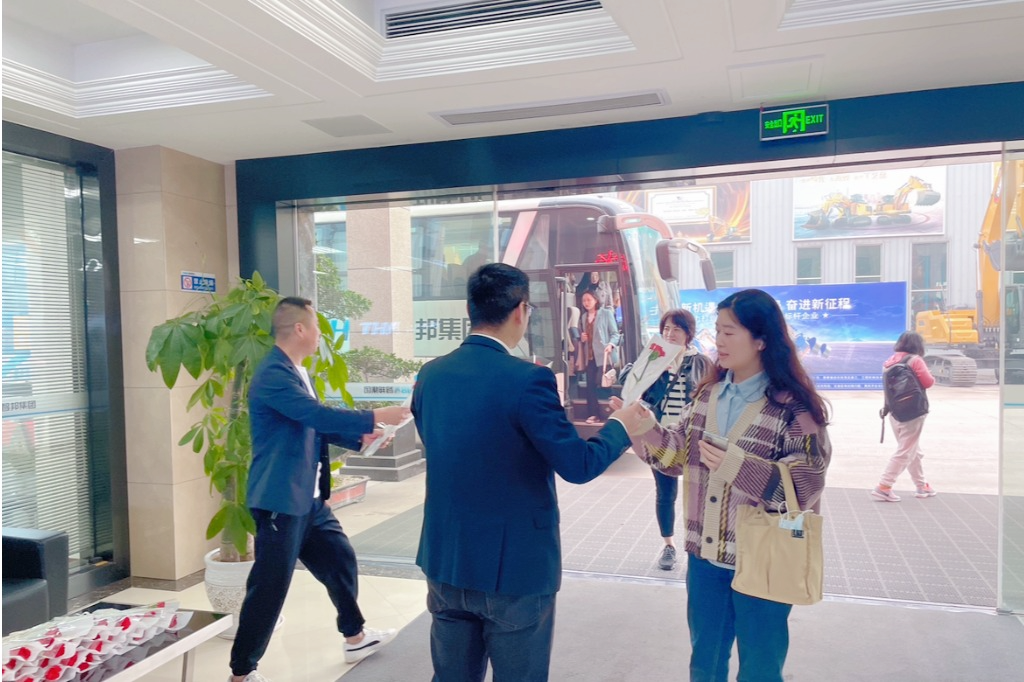 献礼3.8节|勇做攀登者，奋进新未来