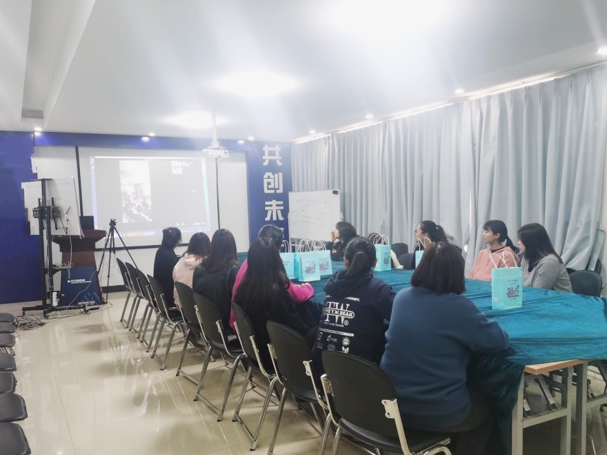 知礼仪 塑形象 打造职业女性新标杆